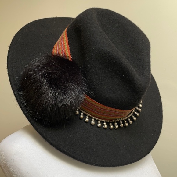 Zara Black Hat w/ Pom Pom - Picture 2 of 6